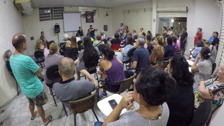 Moradores reunidos no salão de Eventos da Brioche